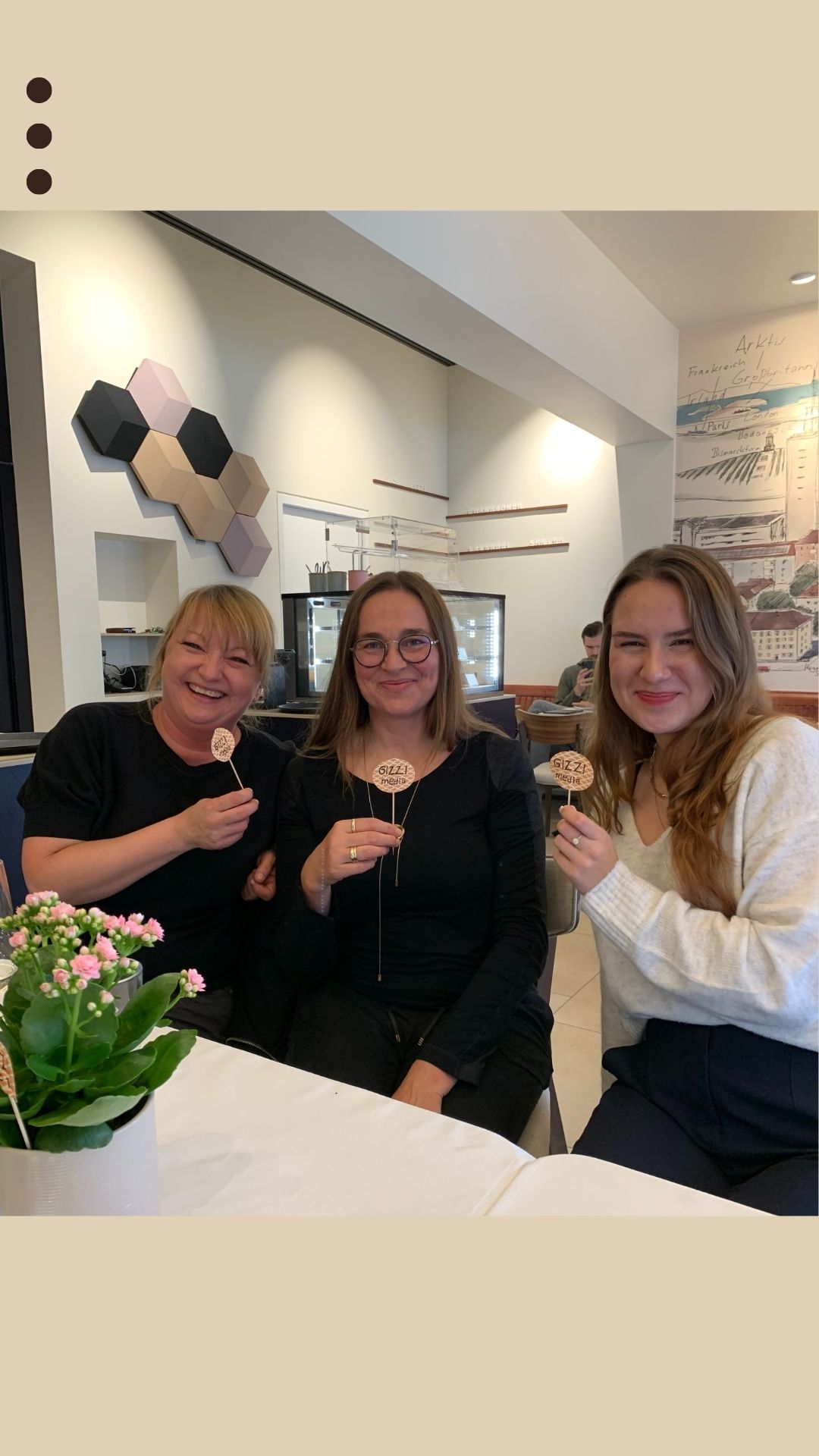 Gesellschafterinnen Alice und Christine mit Socialmedia Managerin Anita beim Teammeeting